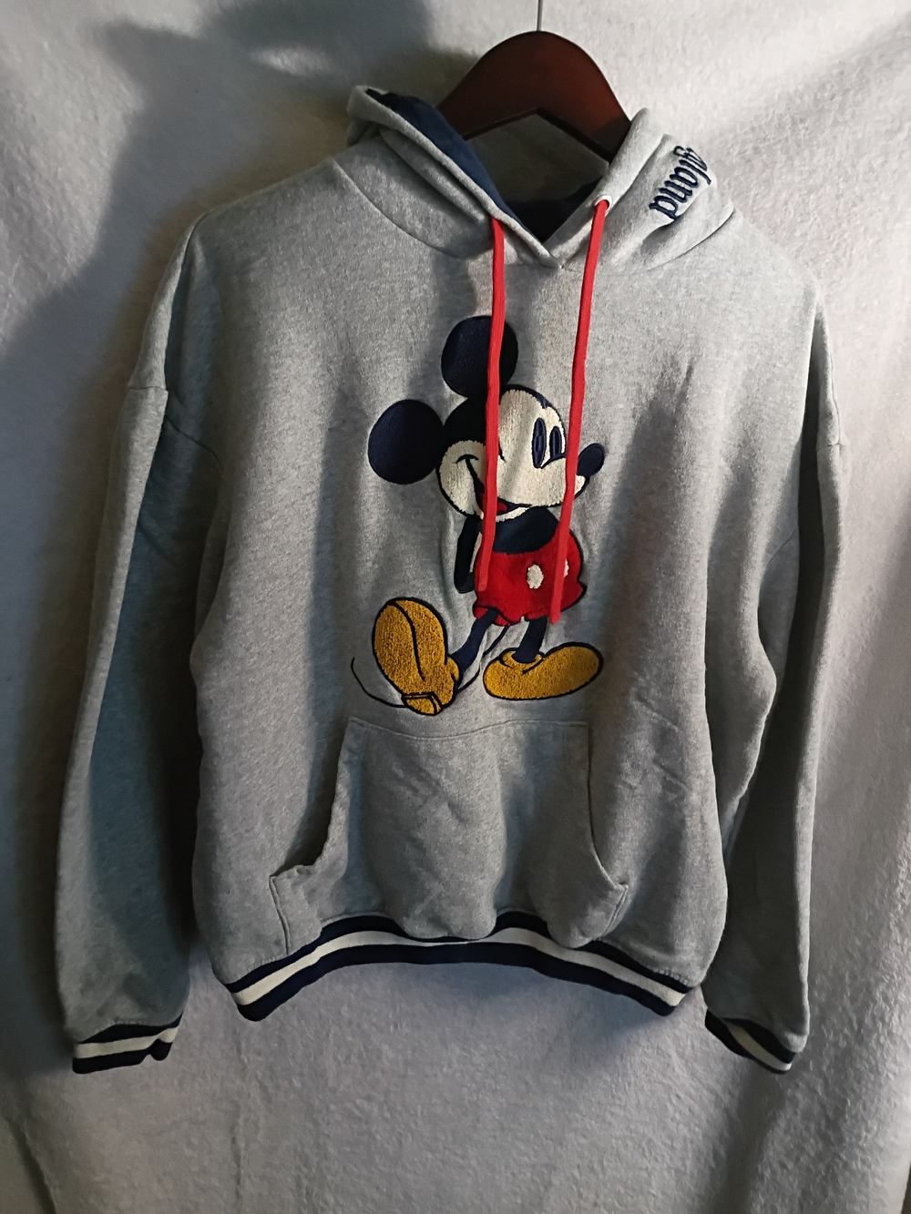 Vintage Disneyland Grey Hoodie with Embroidered Mickey Graphic